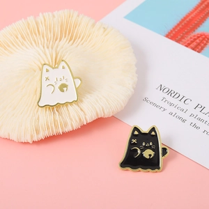 Lot de pins émaillés mignons chat fantôme noir et blanc avec lune dorée et détails clochette