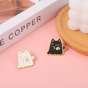 Détails des pins émaillés fantôme chat noir et blanc avec des motifs dorés célestes