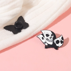 Spilla smaltata a farfalla gotica con teschio nero e bianco per accessori moda