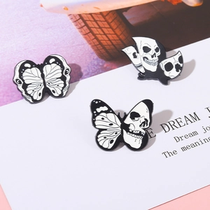 Set di spille smaltate gotiche a forma di teschio e falena in bianco e nero