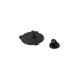 Détail de la base métallique avec fermoir en caoutchouc noir pour broches émaillées