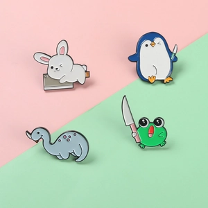 Lot de pin's humoristiques en émail avec lapin, pingouin, dino et grenouille à couteau