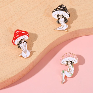 Lot de pins en émail fille champignon en rouge, noir et rose avec des bordures dorées