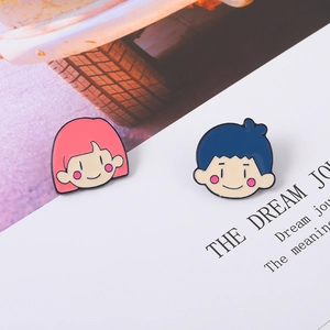Lot de pins émaillés mignons avec personnages de dessin animé fille et garçon