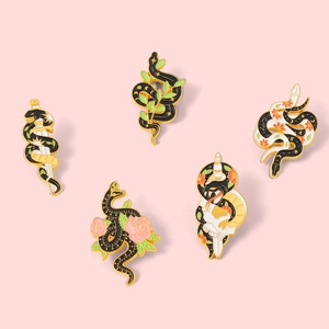 Lot de pins émaillés avec serpents noirs, épées dorées et roses de style gothique