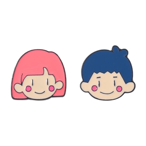 Pins émaillés mignons pour couples avec personnages de fille rose et garçon bleu sur fond blanc