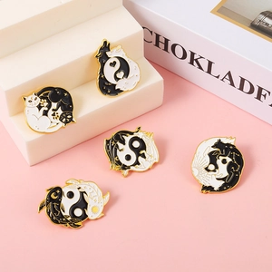 Set de broches en émail Yin Yang motif chat, loup et carpe sur fond rose doux