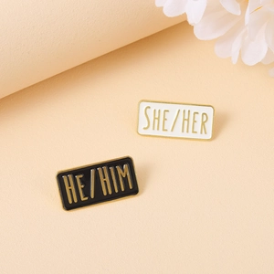 Minimalistische Emaille-Pronomen-Pins Set mit He/Him und She/Her in Gold und Emaille-Finish