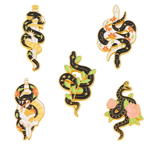 Lot de cinq broches serpent et dague en émail avec motifs floraux de diverses couleurs