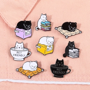 Lot de 8 pins chat en émail mignon avec divers motifs de scènes de vie sur tissu denim