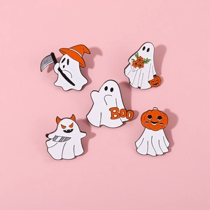 Lot de cinq épingles d'Halloween en émail avec citrouille et chapeau sur fond rose