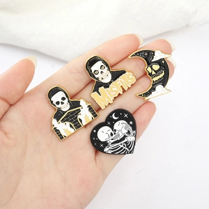 Set di 4 spille smaltate a forma di teschio con cuore e luna e scritta Misfits per vestiti