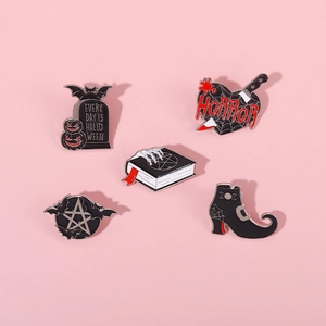 Collezione di Spille in Lega Smaltata Gotica Scura Halloween Horror Cuore di Pugnale Libro Magico Stivale Strega Decorazione