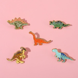 Lot de cinq broches en émail dinosaures colorés comprenant T-Rex et Triceratops mignons