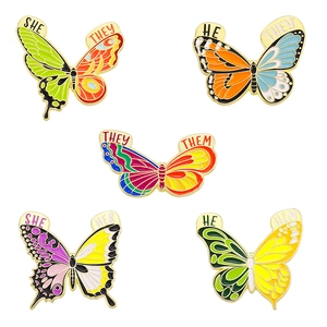 Lot de 5 broches papillon émaillées colorées avec pronoms inclusifs she they he him