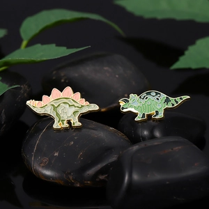 Lot de broches dinosaures en émail avec stégosaure et tricératops aux motifs camouflages