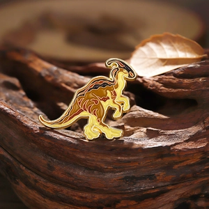 Broche émaillée créative dinosaure Parasaurolophus sur fond de bois sombre style forêt