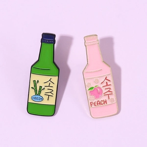 Deux pin's créatifs en émail bouteille de soju coréen avec motifs pêche et bambou