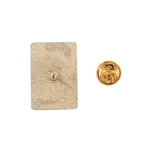 Détail de l'épingle en métal doré et du fermoir papillon pour les badges de tarot