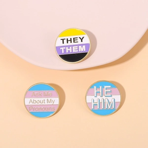 Runde Pronomen-Emaille-Pins-Set mit They/Them und He/Him Slogans auf pastellfarbenem Grund