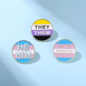 Geometrische Runde Emaille Anstecknadel Geschlechtspronomen Brosche Legierung Abzeichen THEY THEM HE HIM Transgender Non-binary Pride Schmuck