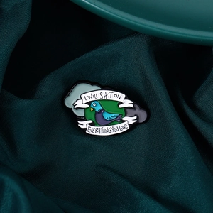 Insigne en émail pigeon humoristique avec citation sur fond de tissu vert foncé