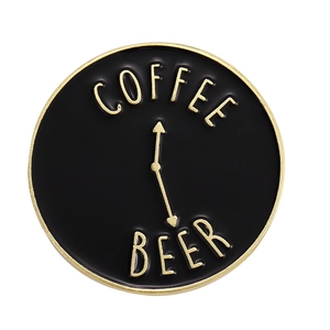 Runde schwarz-goldene Emaille-Brosche mit Kaffee- und Bier-Design für kreative Jacken