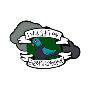 Insigne créatif de pigeon en émail avec des ailes bleu et violet sur fond blanc