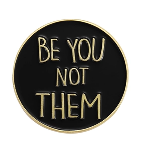Emaille-Brosche in Schwarz und Gold mit dem inspirierenden Spruch BE YOU NOT THEM