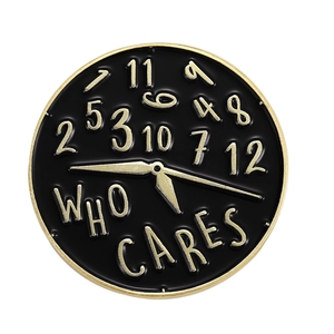 Kreative schwarz-goldene Emaille-Brosche im Uhrendesign mit Who Cares Schriftzug
