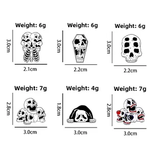 Vue macro de six épinglettes crâne en émail sombre avec dimensions et poids détaillés