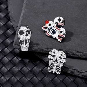 Détails de broches en émail sur le thème du crâne d'horreur sur fond sombre