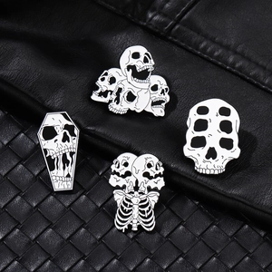 Lot de quatre pin's gothiques tête de mort sur veste en cuir pour style Halloween