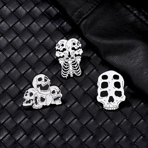 Lot de trois pin's tête de mort en émail sur cuir noir pour accessoires d'Halloween