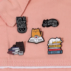 Simpatici Orecchini a Spilla in Smalto a Forma di Gatto Set Per Donna Uomo Bambini Gatto dei Cartoni Animati Leggere Libro Caffè Distintivo Spille in Lega Per Zaino Abbigliamento Gioielli Regalo