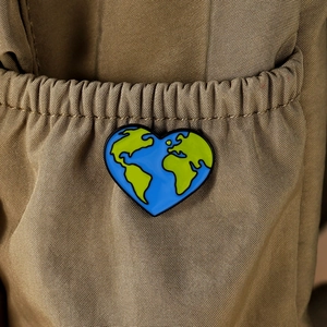 Spilla in smalto a forma di cuore con terra blu su borsa di tela marrone scuro