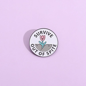 Détail de la broche ronde en émail avec tulipe rose et texte 'SURVIVE OUT OF SPITE'