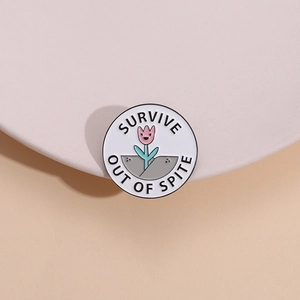 Pin's émaillé rond minimaliste avec tulipe rose et texte SURVIVE OUT OF SPITE sur fond blanc