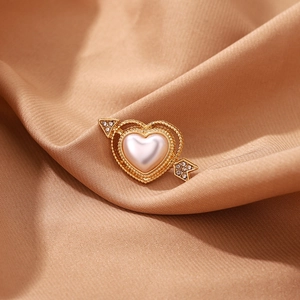 Goldene Herz-Pfeil Brosche mit rosa Perle und Strass für Damen Hemd Dekoration Luxus-Stil