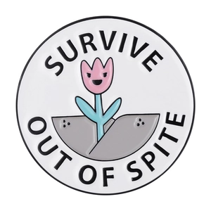 Pin's rond en émail avec fleur rose et texte 'Survive out of spite' sur fond blanc