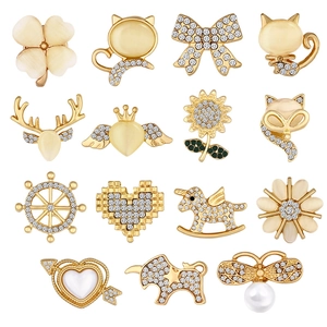 Set aus 15 luxuriösen Gold-Broschen mit Perlen und Strass auf weißem Hintergrund