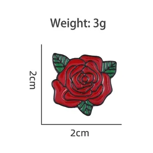 Squisita spilla a rosa rossa smaltata con foglie verdi e dimensioni di 2 cm x 2 cm