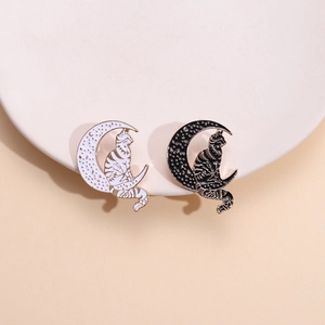 Spilla a Forma di Gatto Sulla Luna in Lega Smaltata Spilla Decorativa per Zaino Personalizzata per Donna Uomo Gioielli di Moda