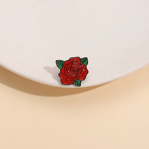 Elegante spilla rosa in smalto rosso con foglie verdi, spilla floreale in metallo per donna