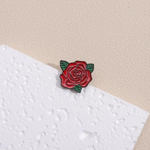 Spilla in smalto a rosa rossa con foglie verdi come regalo di San Valentino