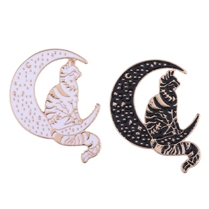 Spille in lega stile punk con gatti bianchi e neri seduti sulla luna e stelle d'oro