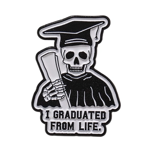 Schwarze Emaille-Brosche mit Abschluss-Skelett und Spruch I GRADUATED FROM LIFE