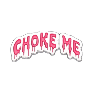 Broche en émail rose avec texte dégoulinant CHOKE ME et base en métal argenté poli