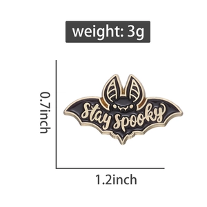 Vue détaillée du pin's chauve-souris Stay Spooky avec dimensions 1,2 x 0,7 pouces
