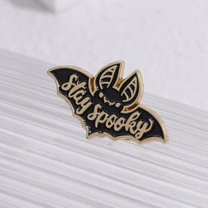 Broche en émail en forme de chauve-souris gothique avec lettrage Stay Spooky Halloween
